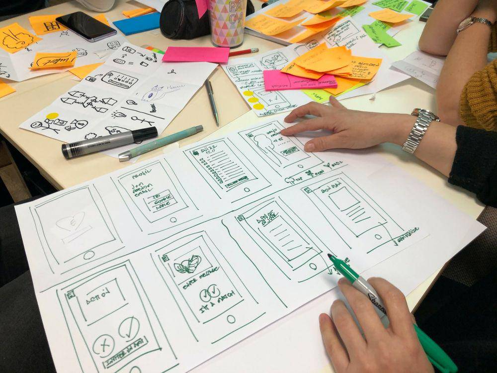 ilustrasi orang membuat prototype (unsplash.com/@amayli)
