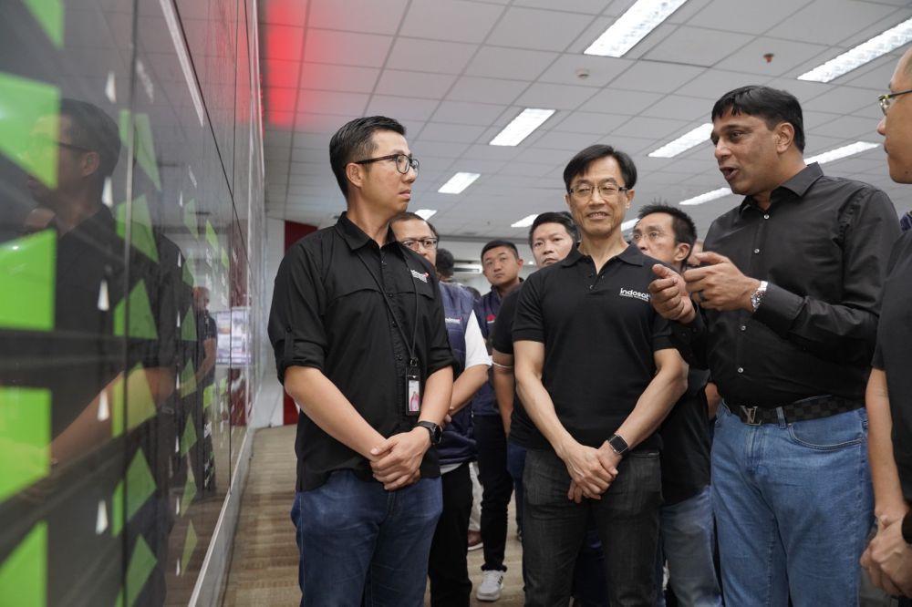President Director & CEO Indosat Ooredoo Hutchison, Vikram Sinha saat melakukan pemantauan kapasitas jaringan dan trafik pelanggan menjelang lebaran di Indosat Command Center beberapa waktu lalu. (Dok. Istimewa)