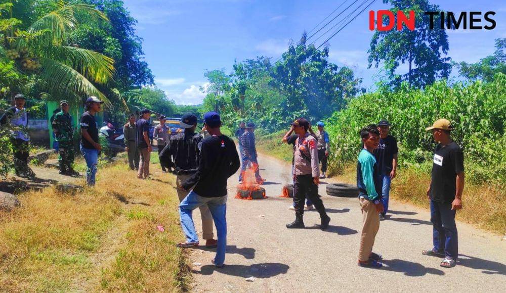 Massa aksi saat memblokade jalan di Desa Dena Kecamatan Madapangga Kabupaten Bima Provinsi Nusa Tenggara Barat (Dok/Polres Bima)