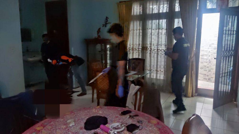Lansia di Bekasi Ditemukan Tewas Dirumahnya. (Dokumen Polres Metro Bekasi Kota)