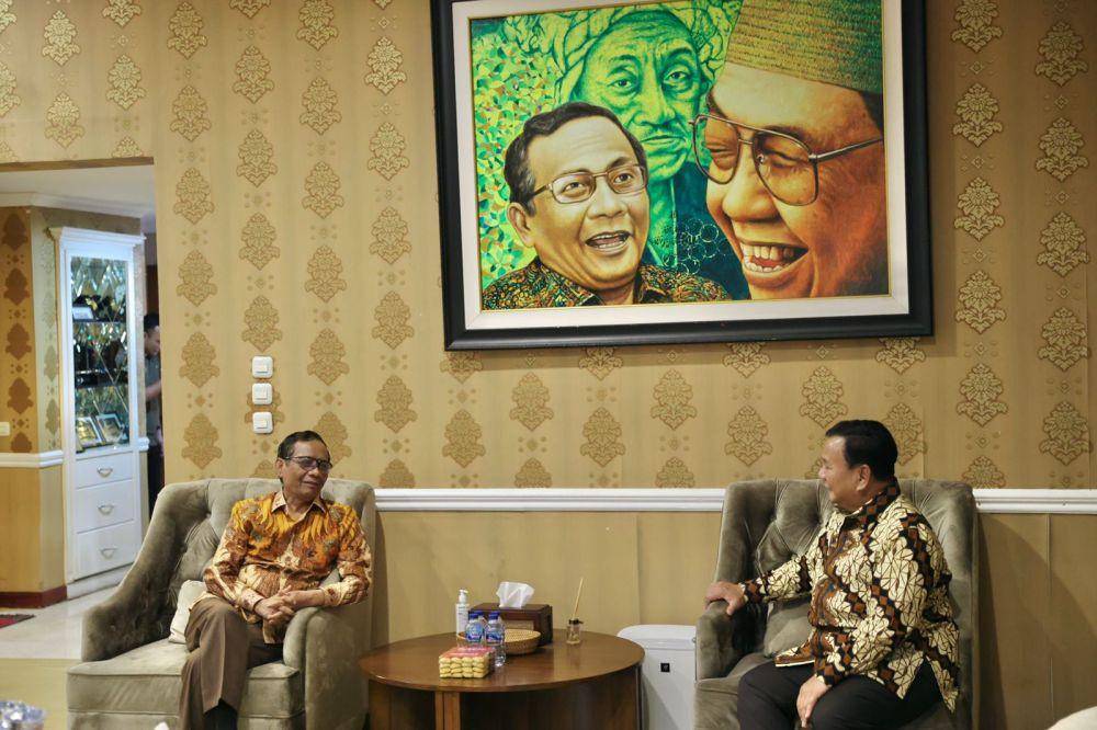 Menteri Koordinator Bidang Politik, Hukum dan Keamanan, Mahfud MD ketika menerima kunjungan Menhan Prabowo Subianto pada Selasa, 25 April 2023. (Dokumentasi Media Menhan)