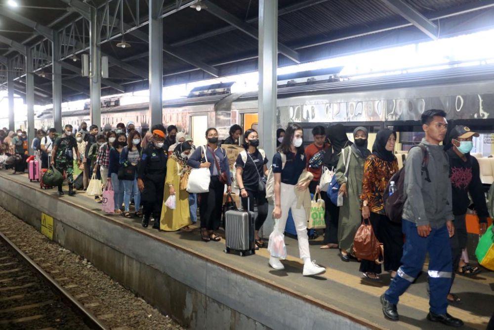 Arus Balik Bergeliat di Stasiun Surabaya