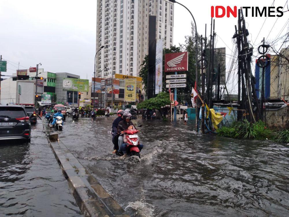 Simpang Pekayon Bekasi Banjir Akibat Hujan Deras, Lalu Lintas Macet