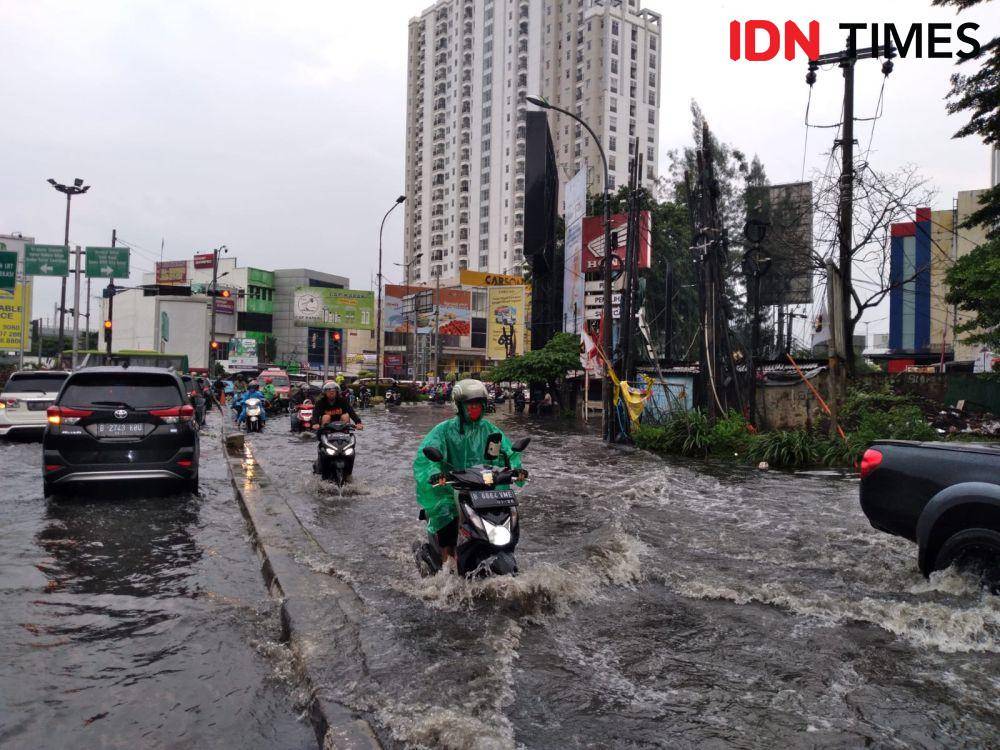 Simpang Pekayon Bekasi Banjir Akibat Hujan Deras. (IDN Times/Imam Faishal)