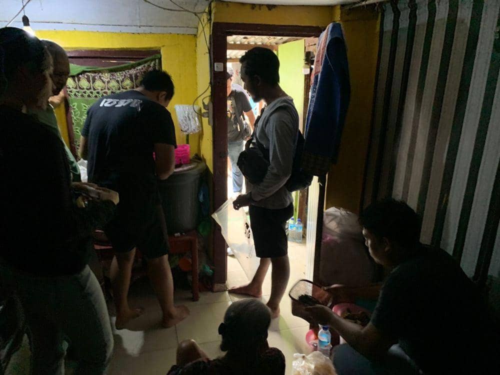 Polisi menggeledah rumah kedua terduga pelaku. (dok. Polresta Mataram)