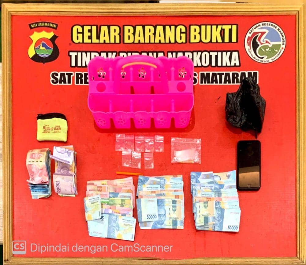 Barang bukti sabu dan uang tunai belasan juta yang ditemukan dari rumah terduga pelaku. (dok. Polresta Mataram)