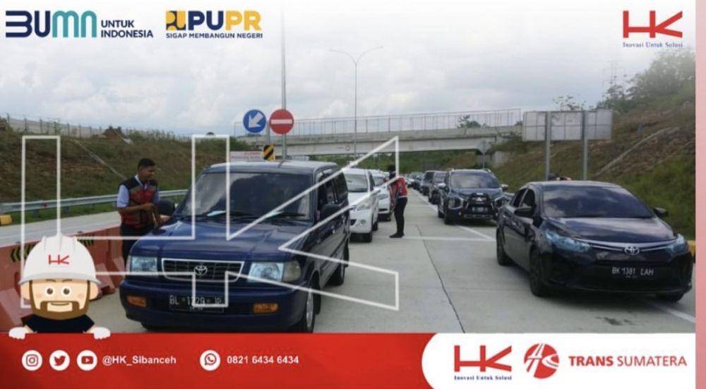 Antrean panjang kendaraan sempat terlihat di GT Seulimeum dari Tol Sibanceh. (Dokumentasi PT Hutama Karya)