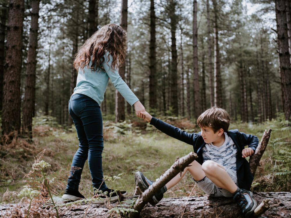 ilustrasi anak perempuan menolong temannya (unsplash.com/Annie Spratt)