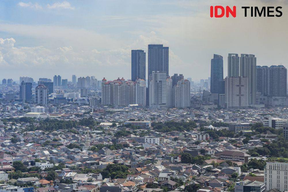 Gedung-gedung bertingkat dan pemukiman padat penduduk di Jakarta. (IDN Times/Herka Yanis)