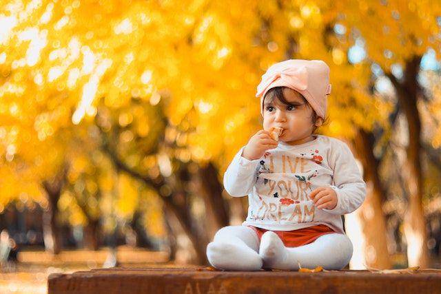 Ilustasi bayi duduk stabil (Pexels.com/Hasan Albari)