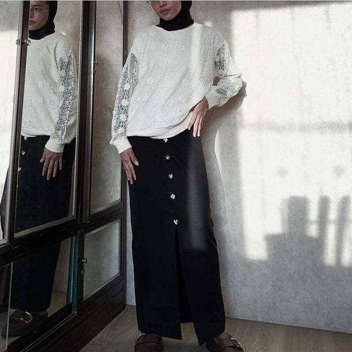 Feby putri saat mengenakan pakaian sang ibu(instagram.com/ @fbyputrinc)