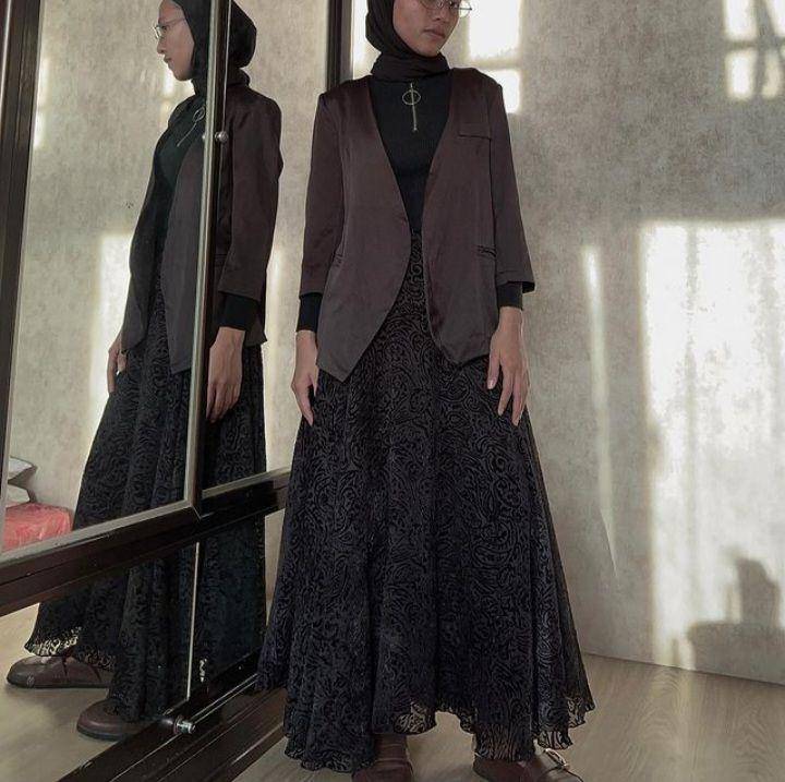 Feby putri saat mengenakan pakaian sang ibu(instagram.com/ @fbyputrinc)