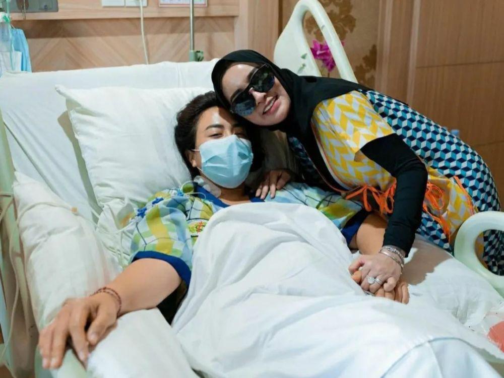 9 Potret Maharani Kemala Dirawat di Rumah Sakit, Dijenguk Rekan Artis