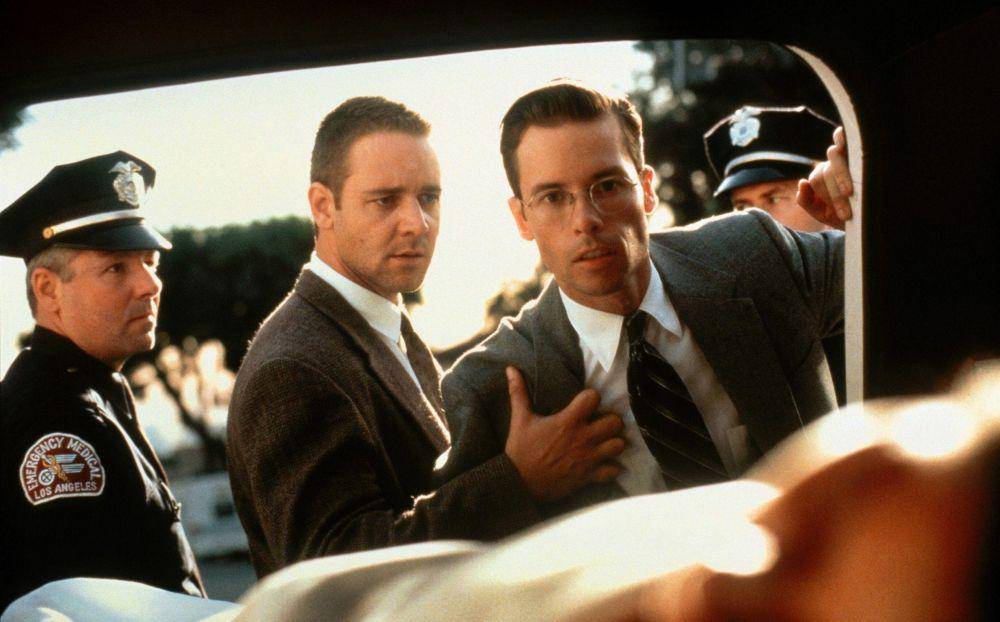 Russell Crowe dan Guy Pearce dalam film L.A. Confidential. (dok. Warner Bros. Pictures/L.A. Confidential)