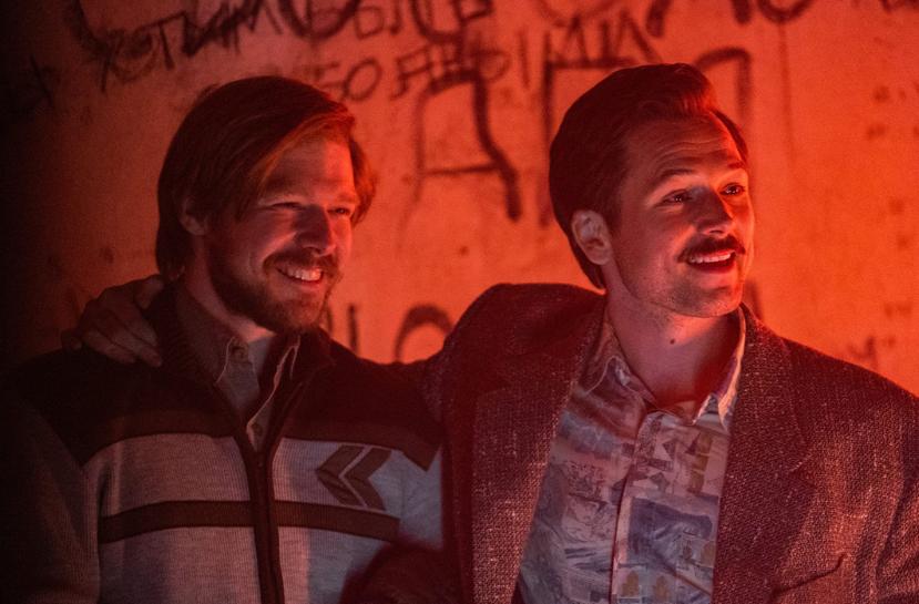 Nikita Efremov dan Taron Egerton di film Tetris (2023) (dok. Apple TV+/Tetris)
