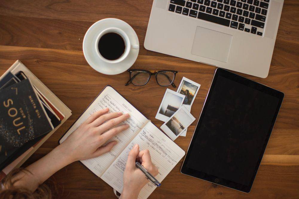 ilustrasi orang menulis catatan (unsplash.com/@thoughtcatalog)