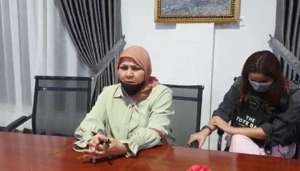 Elfi, ibu kandung KA, korban penganiayaan Aditya Hasibuan, anak pejabat Polda Sumut AKBP Achiruddin Hasibuan. (Istimewa)