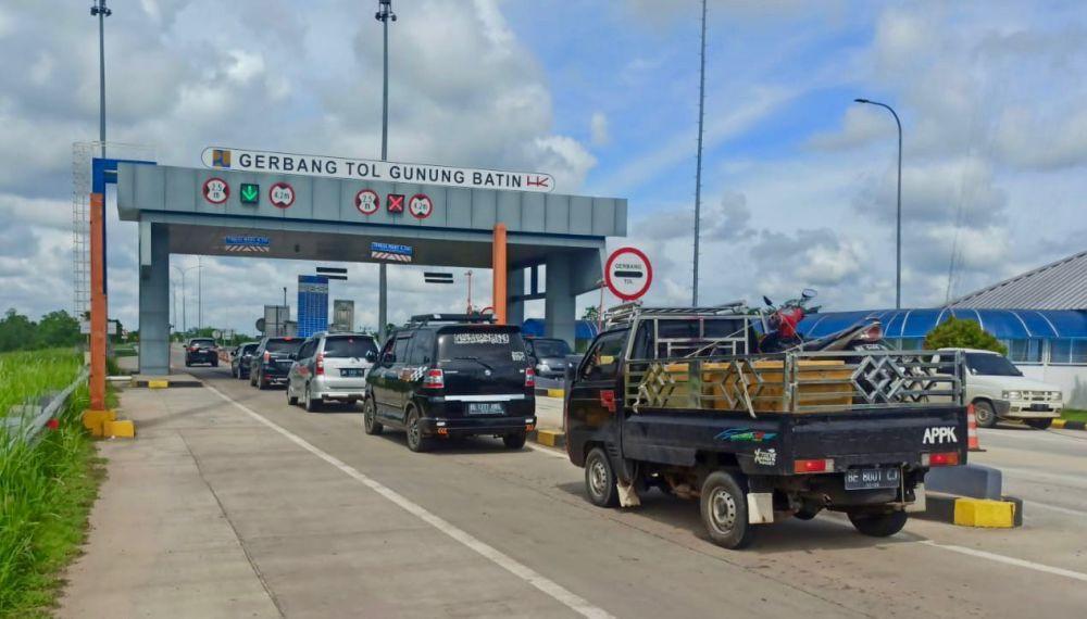 Gerbang Tol (GT) Gunung Batin di Jalan Tol Trans Sumatra (JTTS) pada periode arus balik Lebaran 2023. (dok. Hutama Karya)