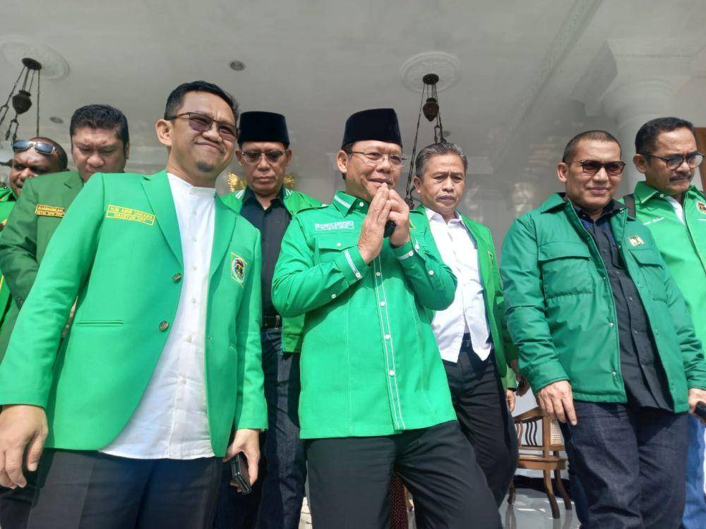 Plt Ketua Umum PPP, Muhammad Mardiono (tengah) usai pengumuman bacapres PPP, Rabu (26/4/2023). (IDN Times/Herlambang Jati Kusumo)
