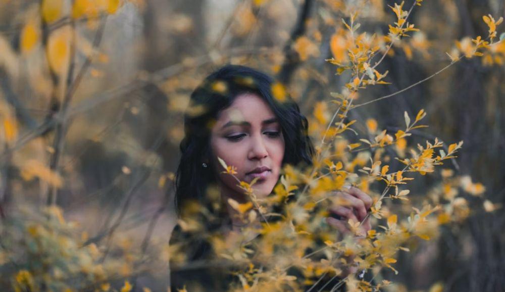 ilustrasi wanita yang tak memberi kepastian dalam cinta (unsplash.com/Chad Madden)