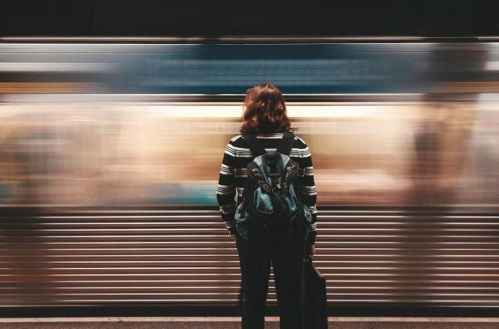 ilustrasi wanita yang tak memberi kepastian dalam cinta (unsplash.com/Denys Argyriou)