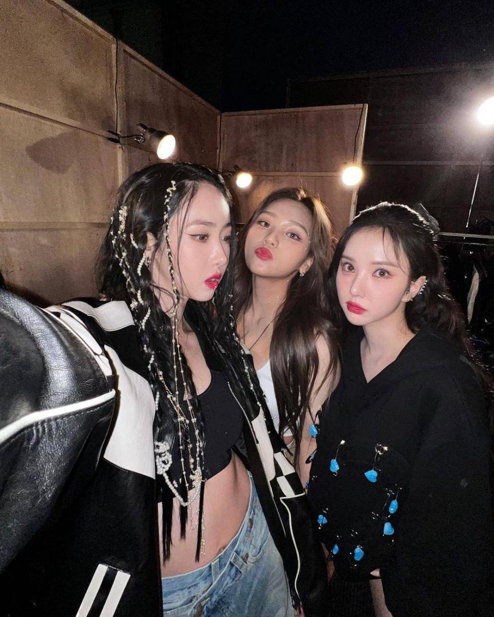 potret SinB bersama VIVIZ (instagram.com/bscenez)