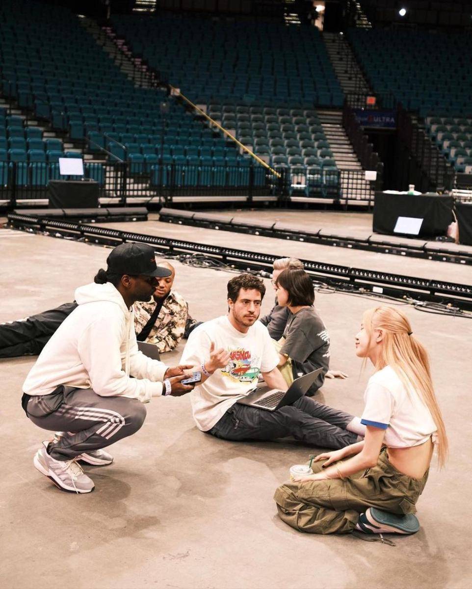 Rosé BLACKPINK dan tim (instagram.com/roses_are_rosie)