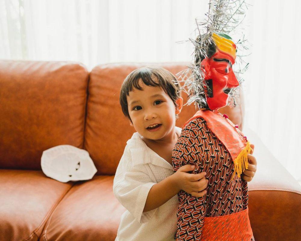 10 Potret Tabi, Anak Andien yang Suka Mengoleksi Ondel-Ondel