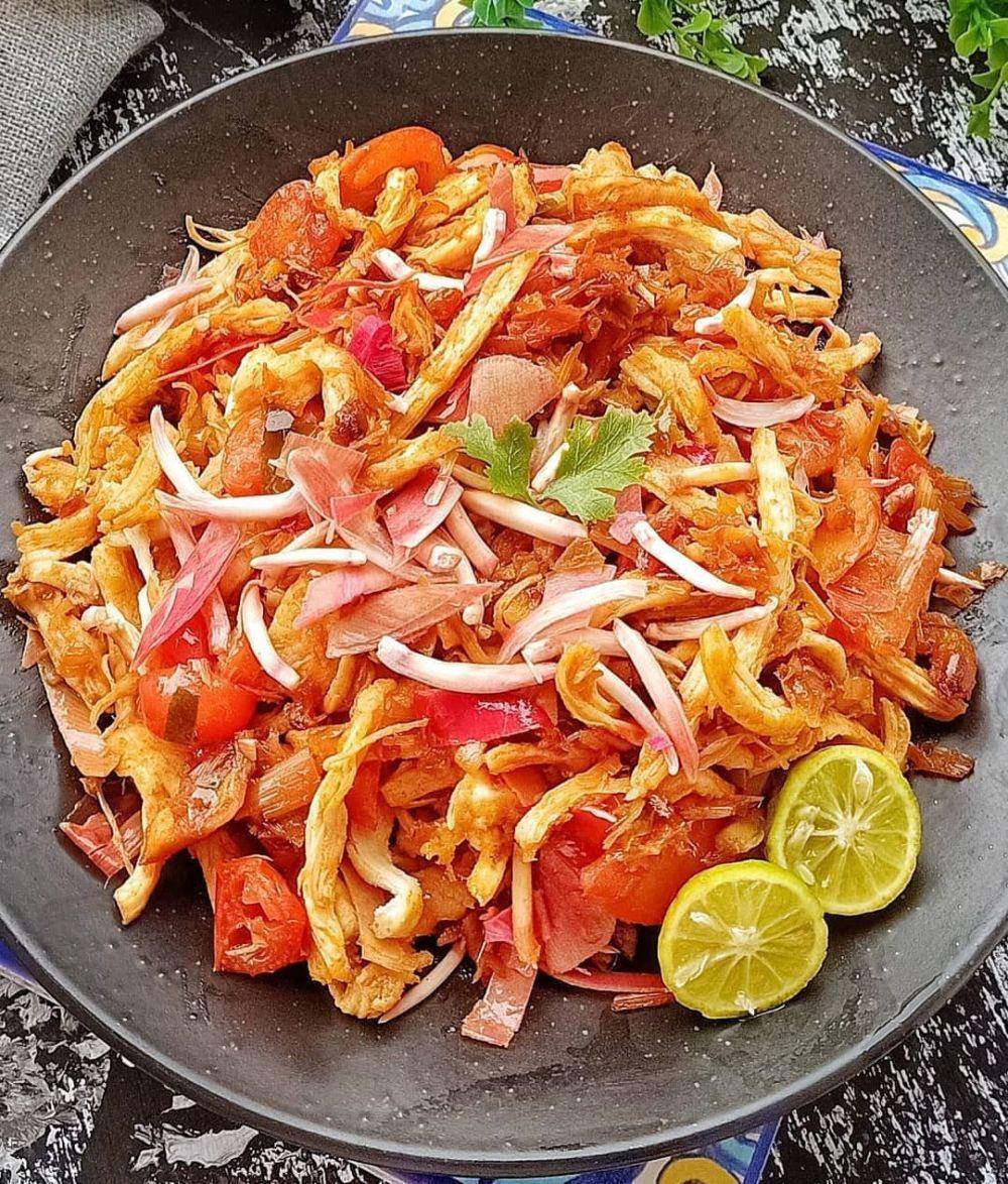 Ayam suwir kecombrang (instagram.com/doyanmasak)