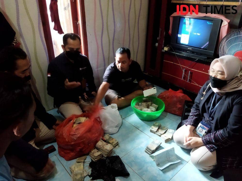 Petugas BI mengitung uang kakek Sarneli di Serang (IDN Times/Khaerul Anwar)
