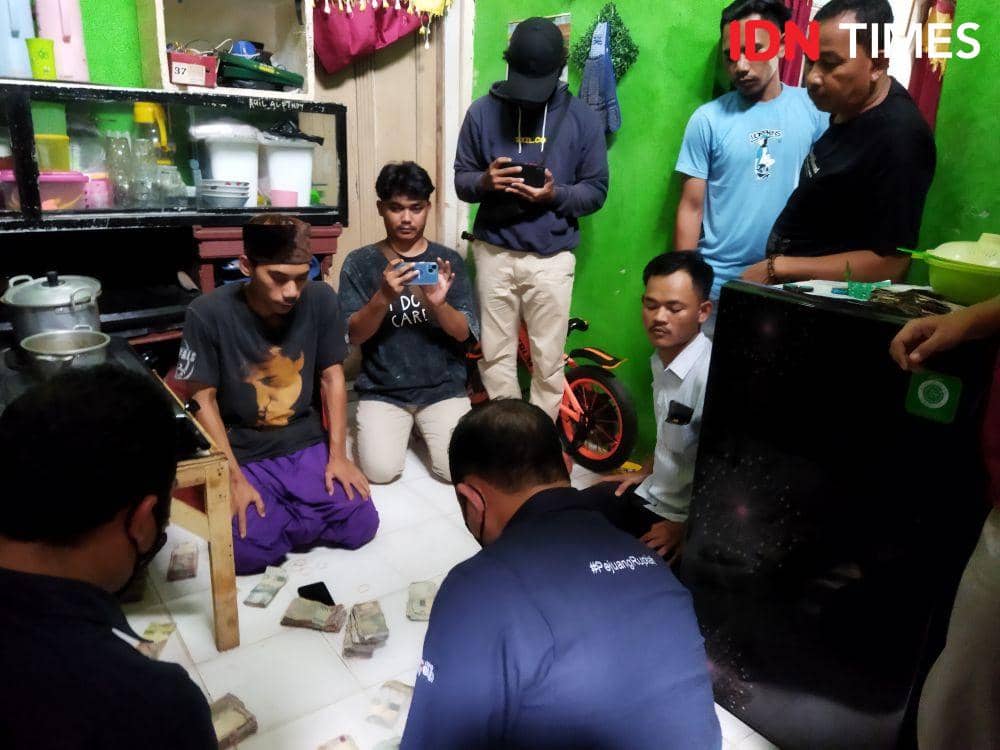 Petugas BI mengitung uang kakek Sarneli di Serang (IDN Times/Khaerul Anwar)