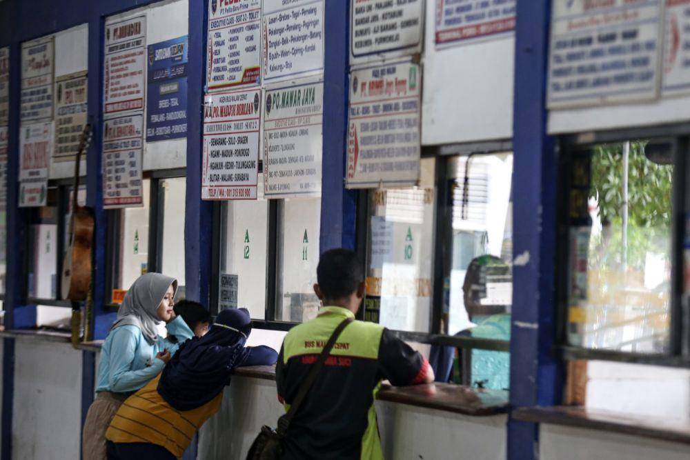 Penumpang di Terminal Poris Plawad, Kota Tangerang ( ANTARA FOTO/Fauzan)