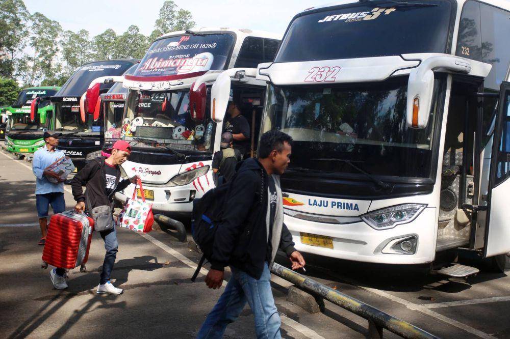 Penumpang di Terminal Poris Plawad, Kota Tangerang ( ANTARA FOTO/Muhammad Iqbal)