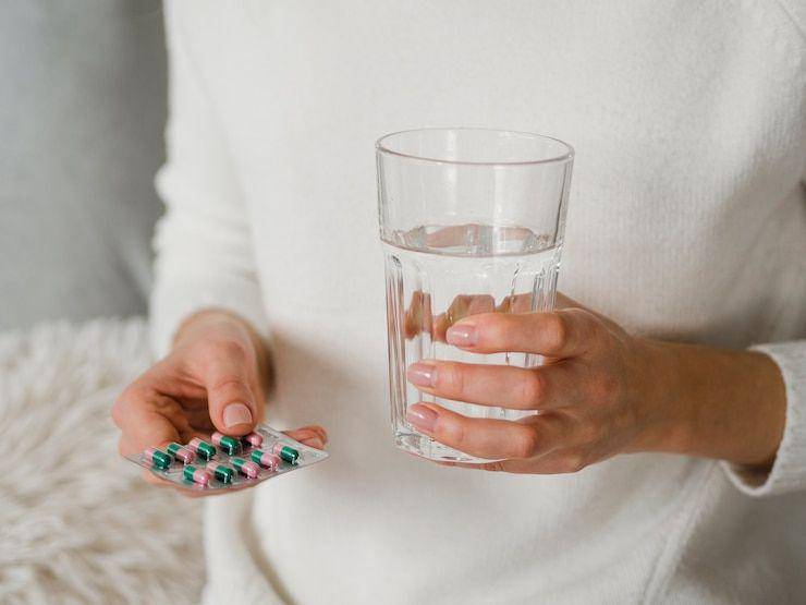 ilustrasi minum obat (freepik.com/freepik)