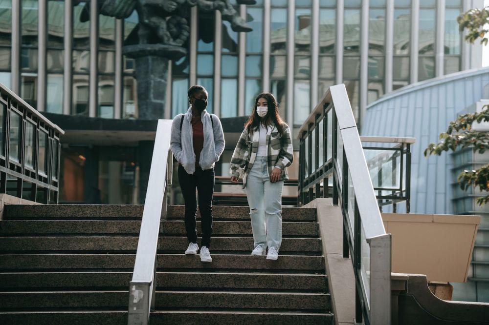 ilustrasi berjalan-jalan (pexels.com/Charlotte May)