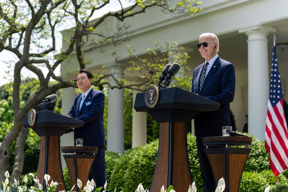 Presiden Korea Selatan Yoon Suk Yeol (kiri) saat bertemu dengan Presiden Amerika Serikat Joe Biden di Gedung Putih, Washington pada Rabu (26/4/2023). (twitter.com/POTUS)