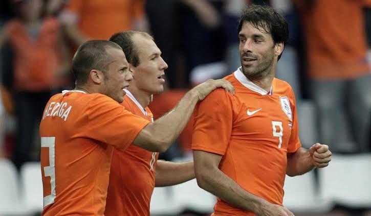John Heitinga (kiri) bersama Arjen Robben (tengah) dan Ruud van Nistelrooy (Kanan). (uefa.com)
