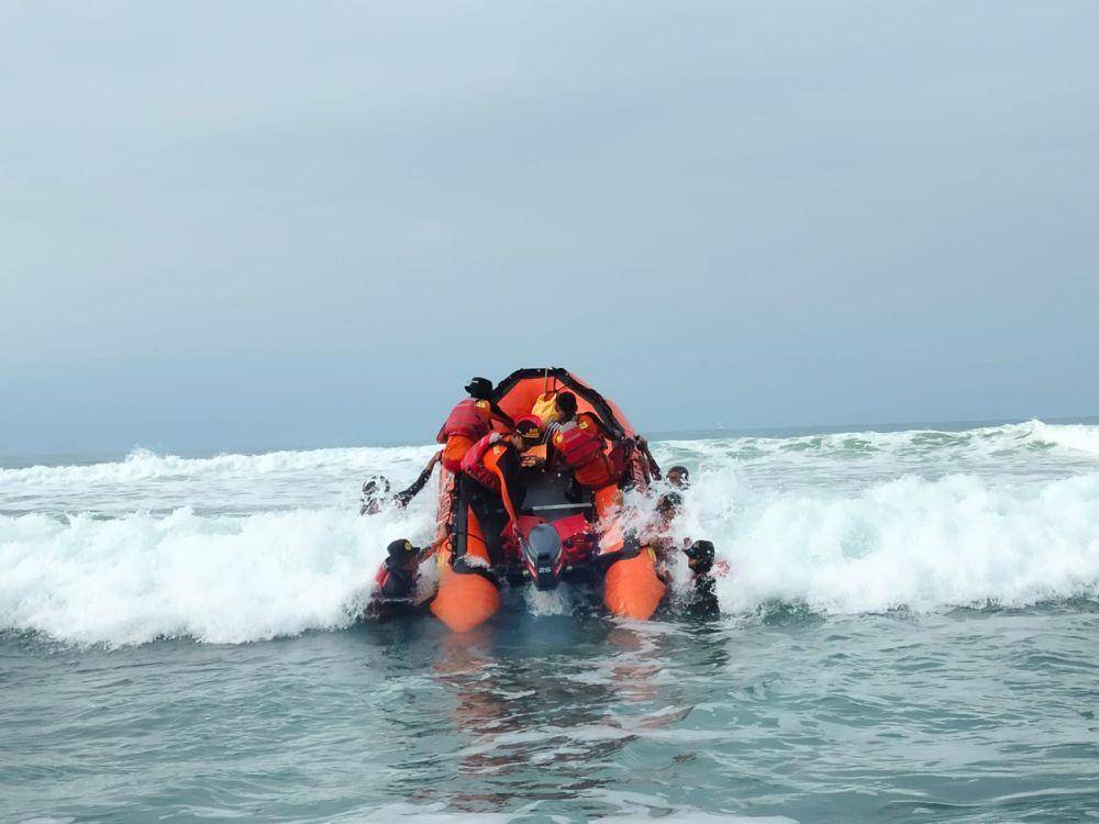 Perahu karet yang dinaiki personel SAR Cilacap tak kuat menerjang ombak yang ganas di laut selatan Kebumen. (IDN Times/Dok Humas Basarnas Cilacap)