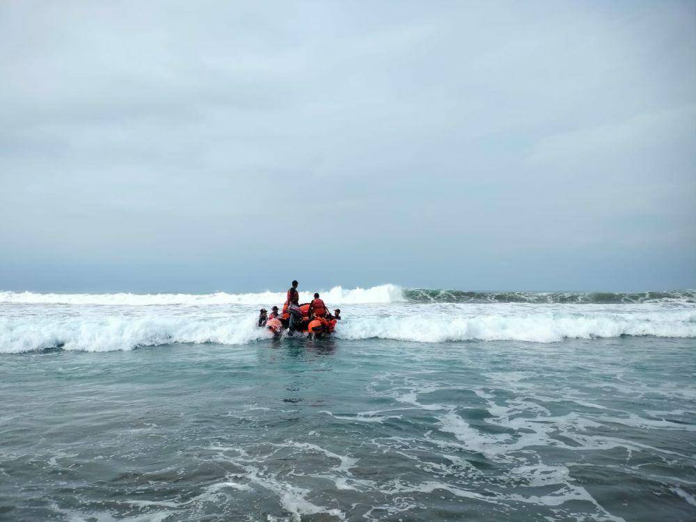 Terlihat ombak yang tinggi harus dilakui tim SAR Cilacap untuk mencari tiga wisatawan yang hilang di laut selatan Kebumen. (IDN Times/Dok Humas Basarnas Cilacap)
