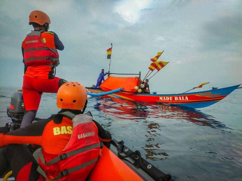 Seorang personel SAR Cilacap bertanya kepada nelayan yang lewat di laut selatan Kebumen untuk menyisiri keberadaan tiga wisatawan yang hilang. (IDN Times/Dok Humas Basarnas Cilacap)