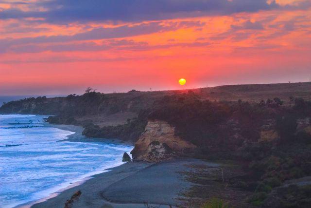 gambar Pantai Puncak Guha saat sunset (instagram.com/riougen)