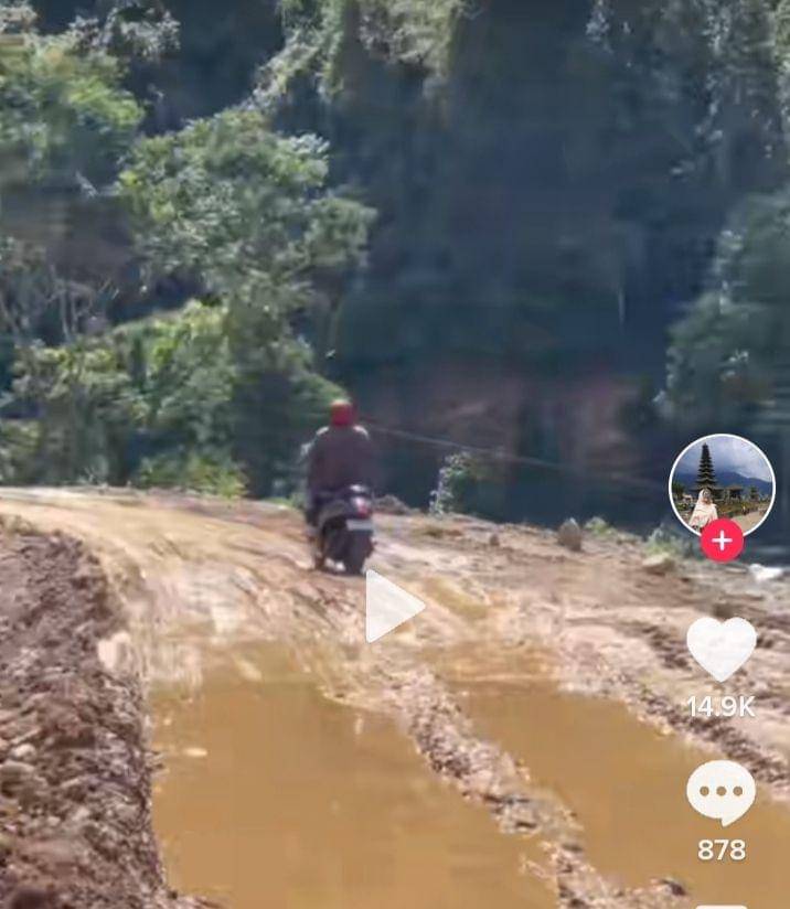Ruas jalan Lunyuk Sumbawa yang rusak parah viral di medsos. (TikTok.com/@nygaluh93)