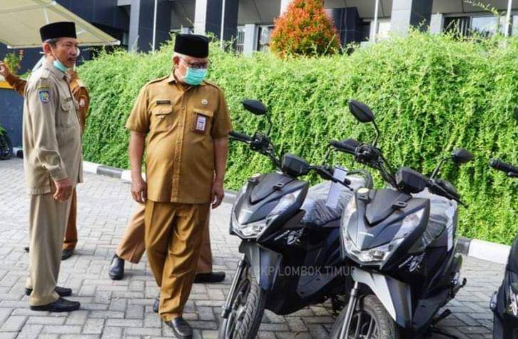 Bupati Lombok Timur memberikan bantuan hibah untuk pekasih (Facebook / Humas Protokol Lotim)