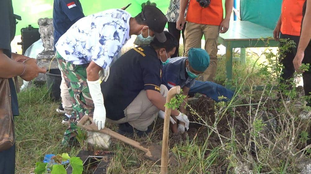 Proses pembongkaran makam di Tulungagung. IDN Times/Bramanta