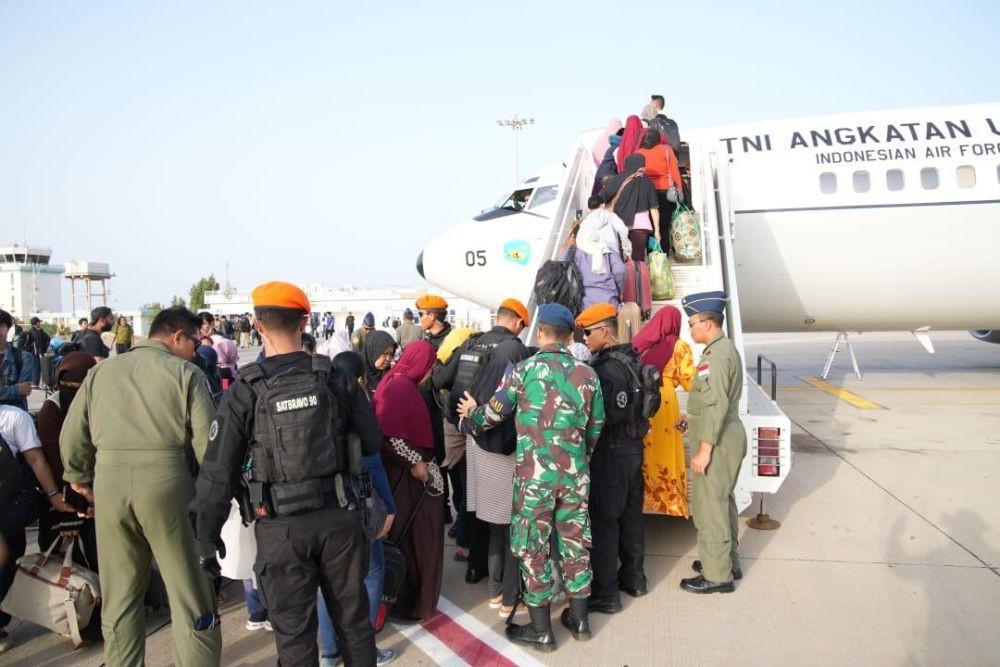 5 Potret TNI AU Ikut Bantu Evakuasi 110 WNI dari Port Sudan ke Jeddah