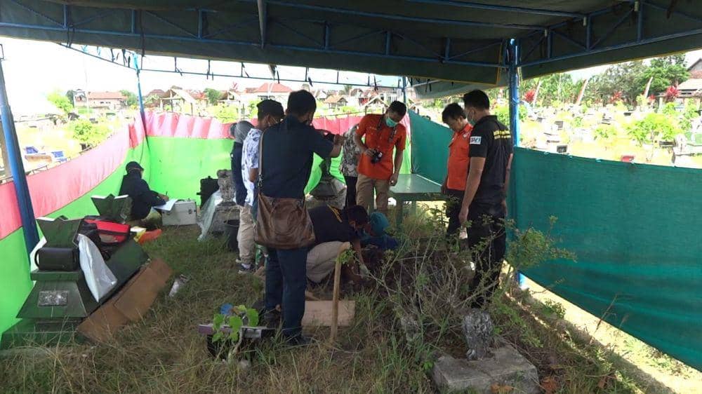 Proses pembongkaran makam di Tulungagung. IDN Times/Bramanta