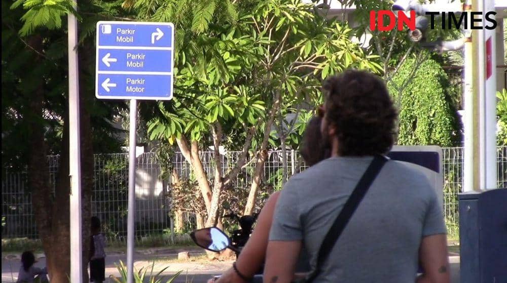 Wisatawan mancanegara saat berlibur ke kawasan Mandalika Lombok Tengah. (IDN Times/Muhammad Nasir)