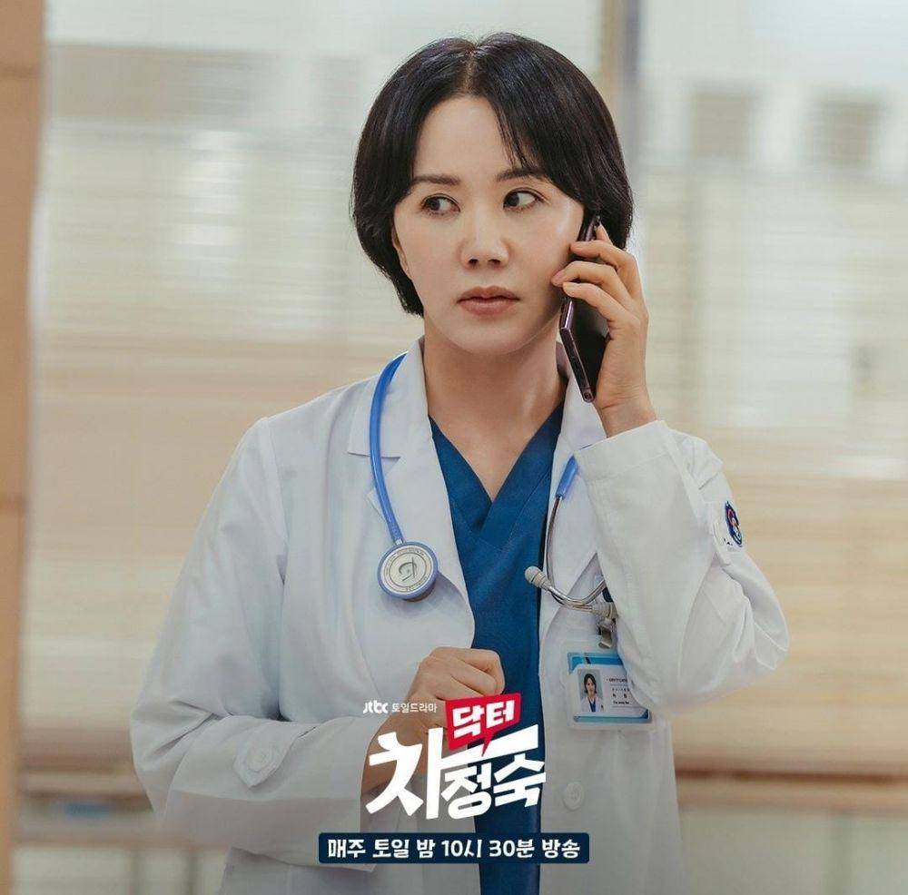 Uhm Jung Hwa di drama Doctor Cha (instagram.com/jtbcdrama)