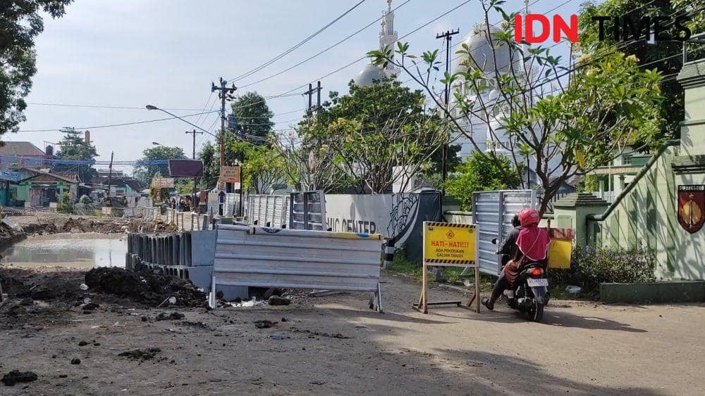 Proyek pembangunan Viaduk Gilingan. (IDN Times/Larasati Rey)