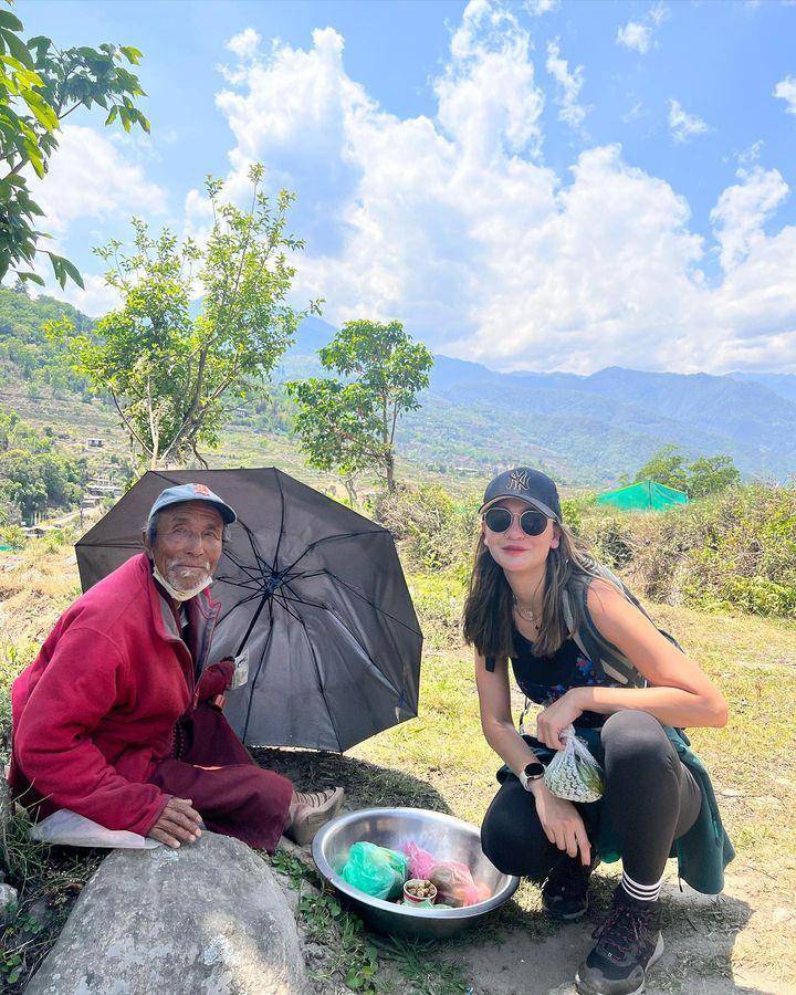 Luna Maya di Bhutan (instagram.com/lunamaya)